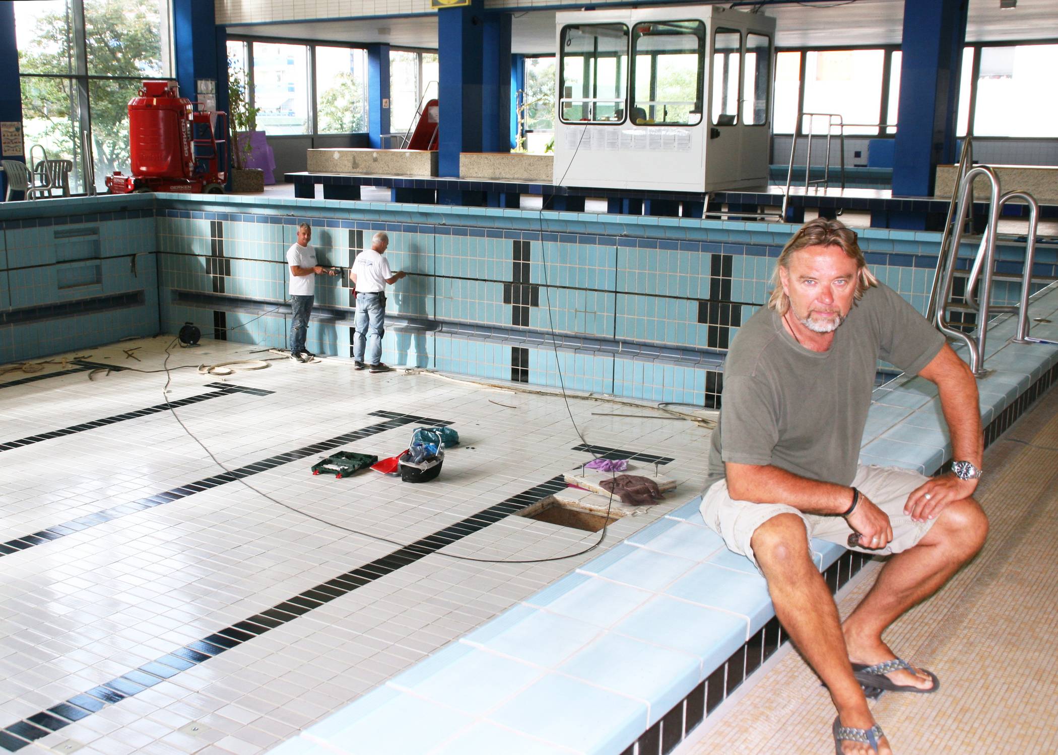  Bäderleiter Frank Fitsch beaufsichtigt die Sanierungsarbeiten im Mettmanner Hallenbad. 